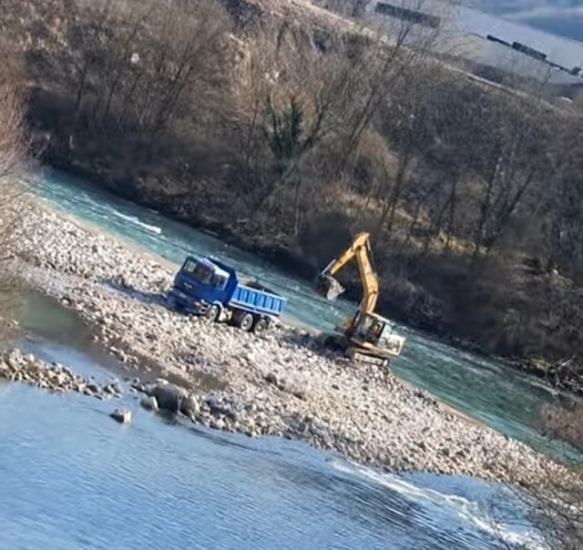 Foča: Privatna kompanija uzima tone šljunka uz saglasnost opštine