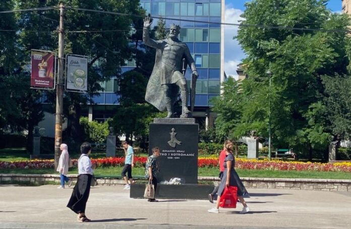 Grad platio lokaciju na Pofalićima, pa kip postavili ispred Predsjedništva BiH