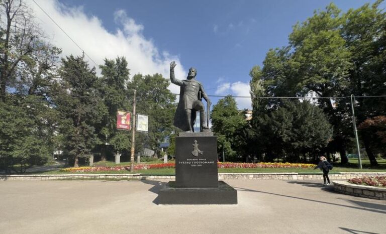 Ugovor za izradu postamenta zaključen tri i po mjeseca nakon postavljanja Tvrtkovog spomenika