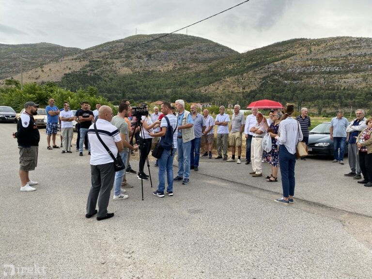 Mještani poručili trebinjskoj vlasti: Branićemo svoju zemlju životima!